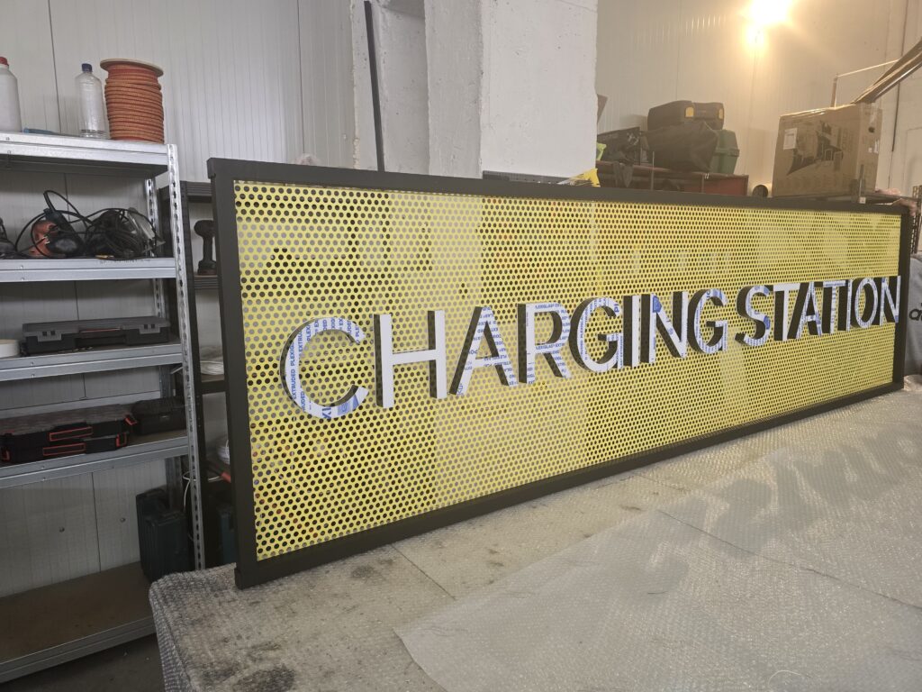 litere volumetrice charge station productie publicitara evimedia