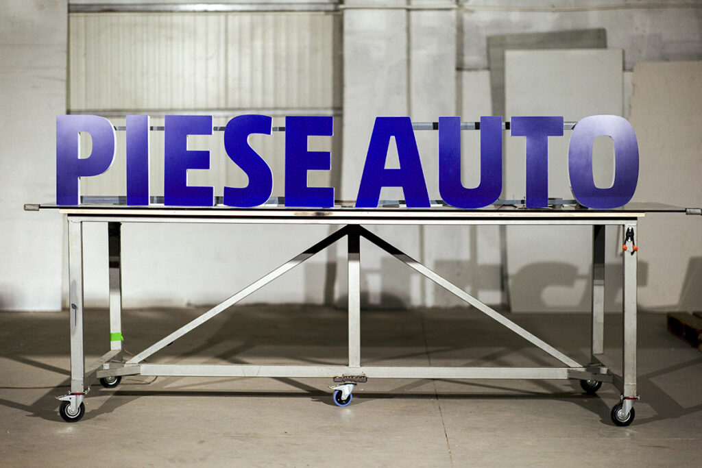 litere volumetrice luminoase piese auto1