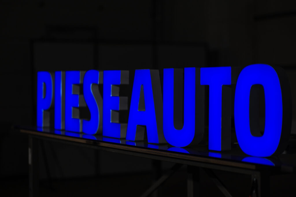 litere volumetrice luminoase piese auto3
