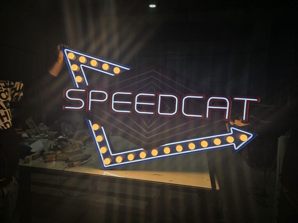 litere volumetrice luminoase speedcat evimedia productie publicitara
