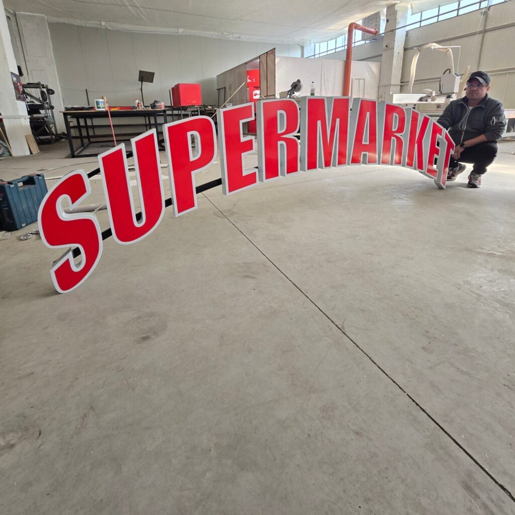 litere volumetrice luminoase supermarket